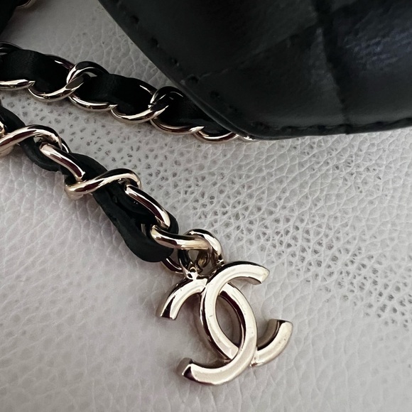CHANEL Heart Mini Waist Bag – Black Quilted Leather, Gold Hardware (2021) - Picture 8 of 10